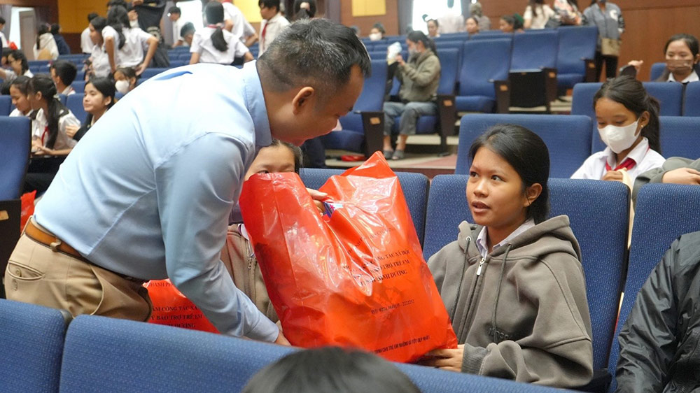 Tung phan qua yeu thuong gui den cac em thieu nhi cung loi chuc ve mot mua trang am ap, vui tuoi. Anh: Tan Hiep Phat