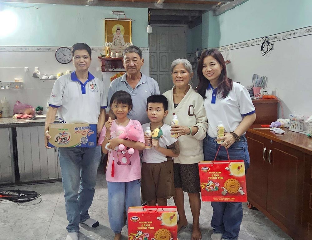 Can bo nhan vien Cong ty Tan Hiep Phat tham hoi, dong vien va trao tang qua Trung thu cho cac em nho trong chuong trinh “Cung con di tiep cuoc doi” tai TP.HCM. Anh: Tan Hiep Phat