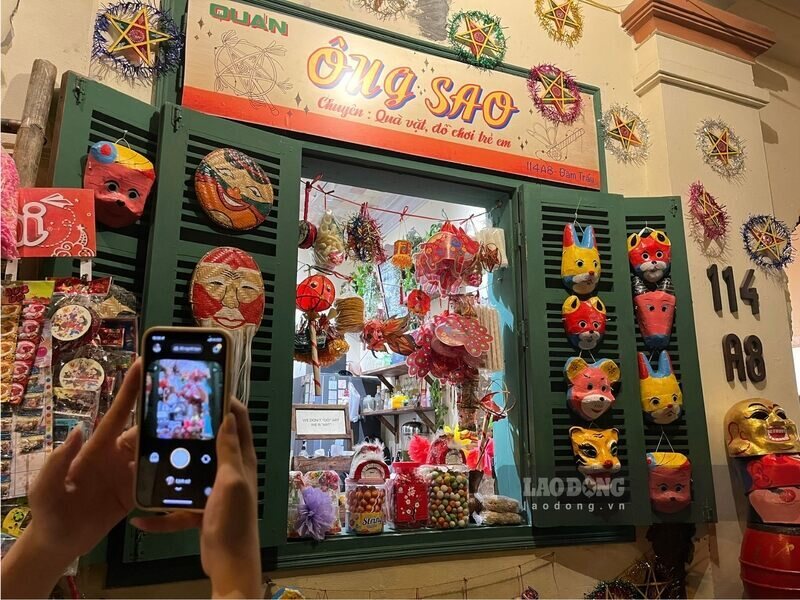 Tung gian hang do choi tre em, mat na boi, dau lan ruc ro,... deu duoc lay cam hung tu gian hang pho Dao Duy Tu. Ảnh: Tuong Vy