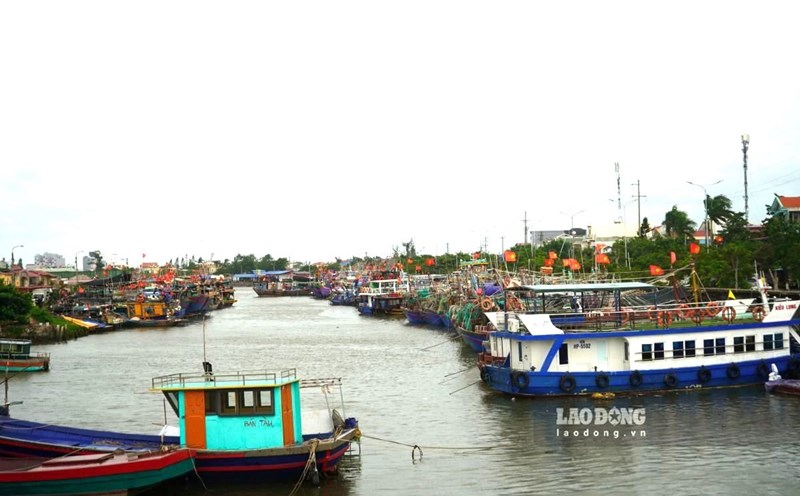 Hai Phong was alerted at 5:00 p.m. on October 4 to the equivalent of storm No. 11 MatMO. Photo: Mai Dung