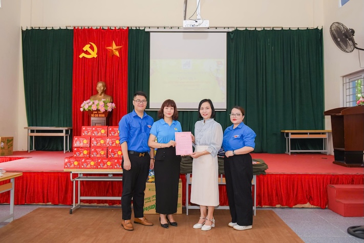 The Trade Union and Youth Union of Garment Corporation 10 presented Mid-Autumn Festival gifts at Hope Vong Secondary School. Photo: May10