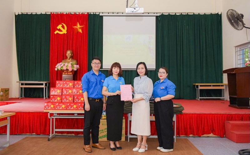 The Trade Union and Youth Union of Garment Corporation 10 presented Mid-Autumn Festival gifts at Hope Vong Secondary School. Photo: May10