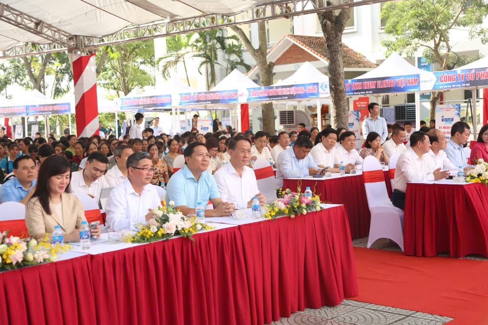 Dai bieu, lao dong tham gia phien giao dich viec lam ngay 4.10 tai xa Tien Thang (Ha Noi). Anh: Quynh Chi