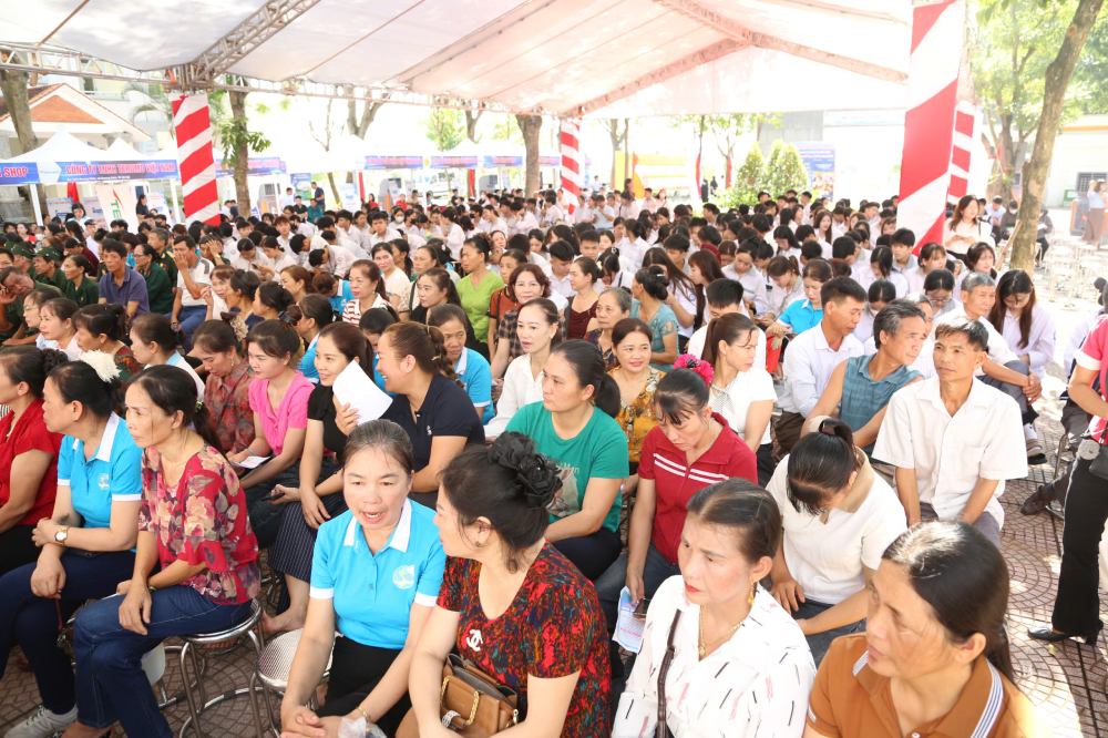 Dong dao lao dong, hoc sinh tham gia phien giao dich viec lam, tu van du hoc, xuat khau lao dong ngay 4.10 tai xa Tien Thang (Ha Noi). Anh: Quynh Chi