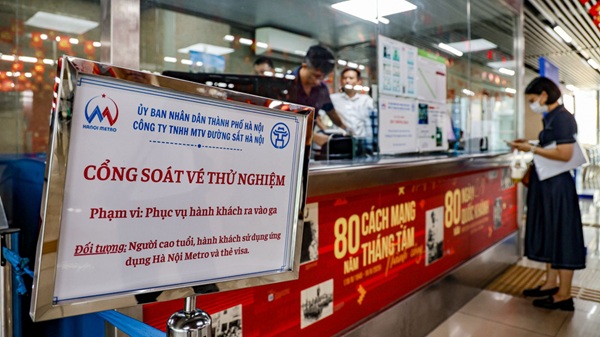 Cat Linh - Ha Dong railway continues to apply electronic authentication and biometric identification. Photo: Minh Hanh