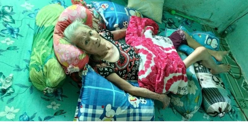 Mrs. Nguyen Thi Thuoc (79 years old) is bedridden, her daughter is on duty to take care of her every day. Photo: Hoang Loc