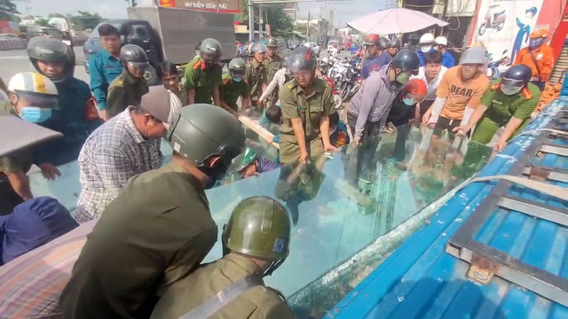 Scene of the incident where two workers were forced to wear glasses and suffered multiple injuries in Tay Ninh