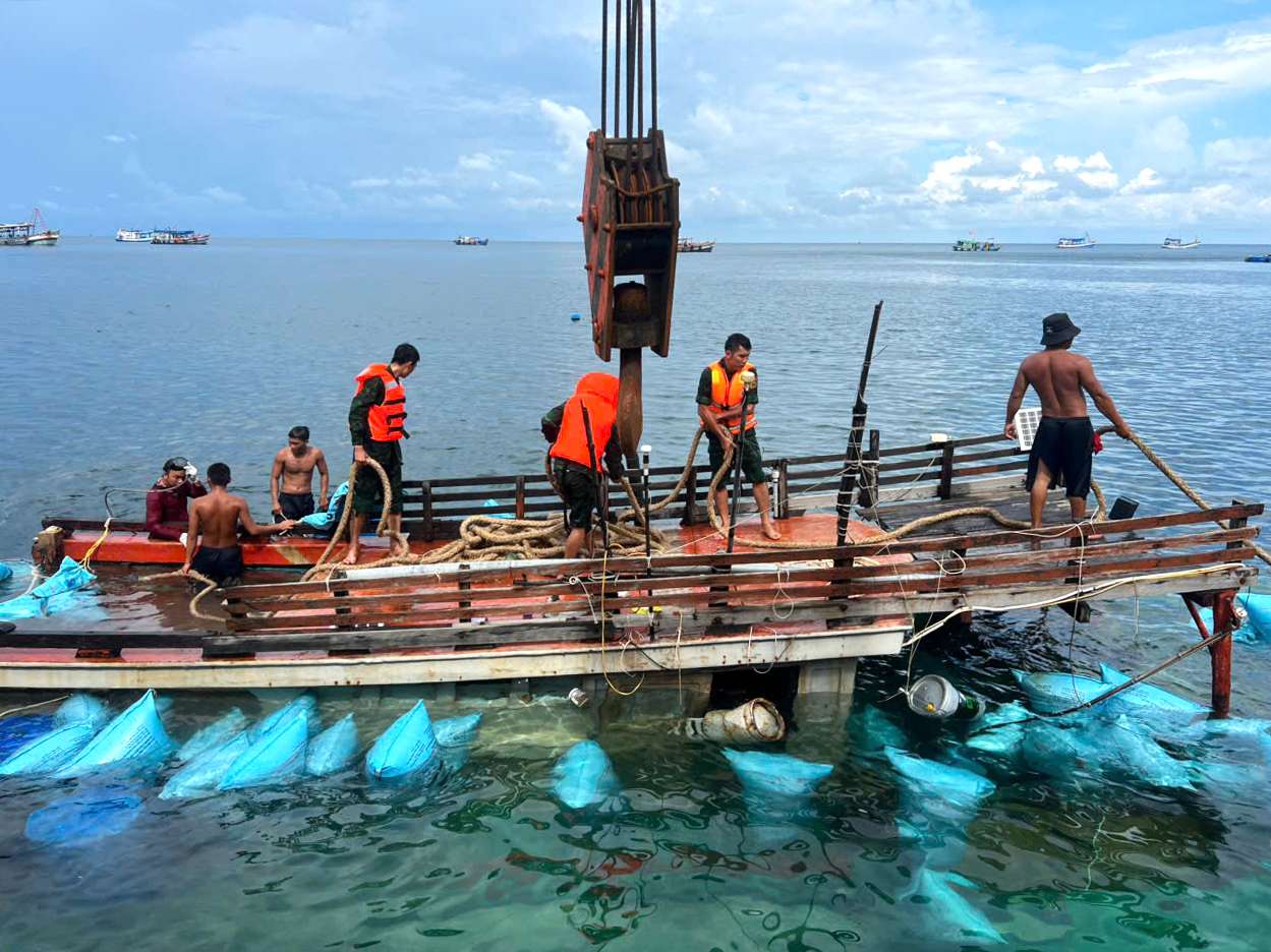 Lai towed a sunken fishing boat to Hon Chuoi Island, Ca Mau. Photo: Hoang Ta