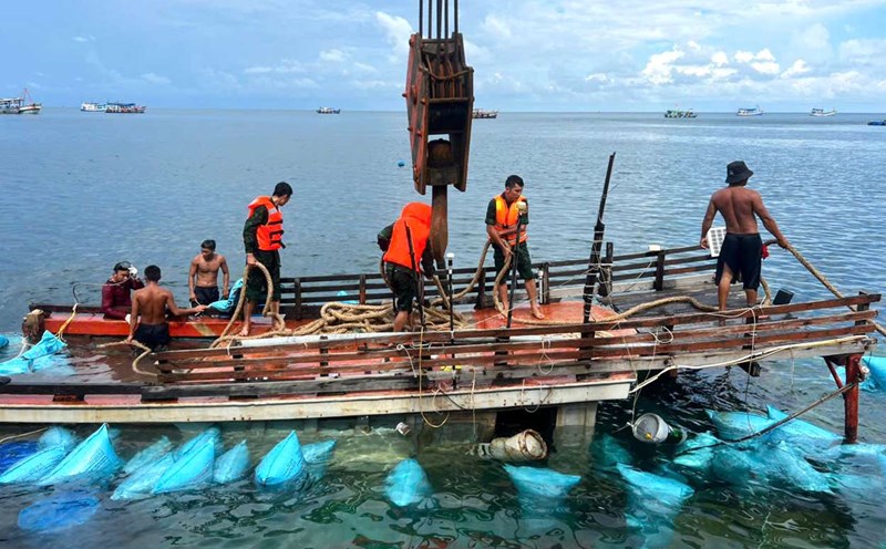 Lai towed a sunken fishing boat to Hon Chuoi Island, Ca Mau. Photo: Hoang Ta