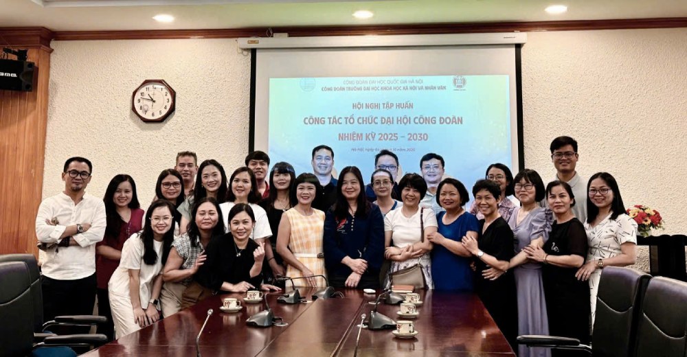 Le syndicat de l'Universite des sciences sociales et humaines organise une conference de formation sur le travail d'organisation des congres syndicals a tous les niveaux. Photo : Thu Hang