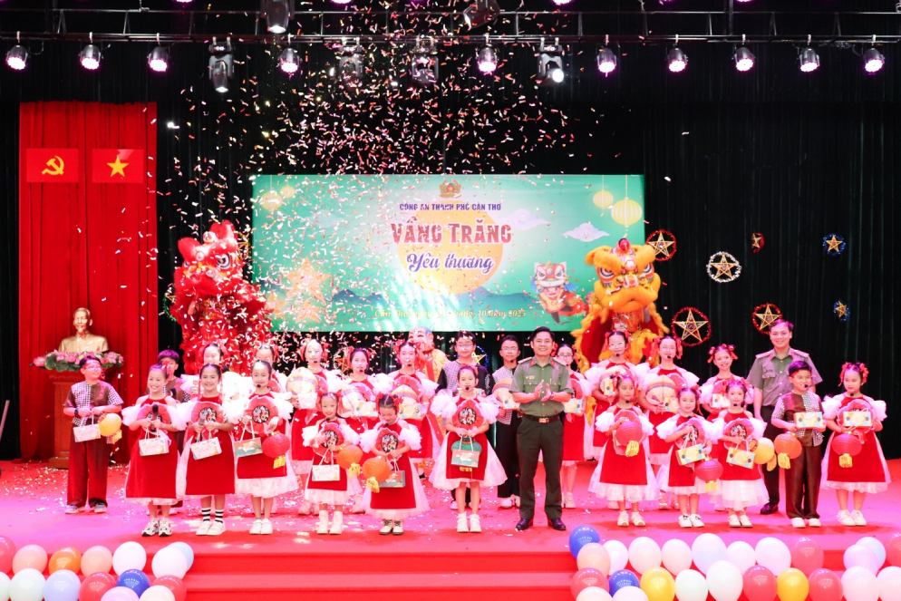 Hinh anh vui Trung thu tai Hoi truong Cong an tinh Soc Trang (cu). Anh: Cong an Can Tho