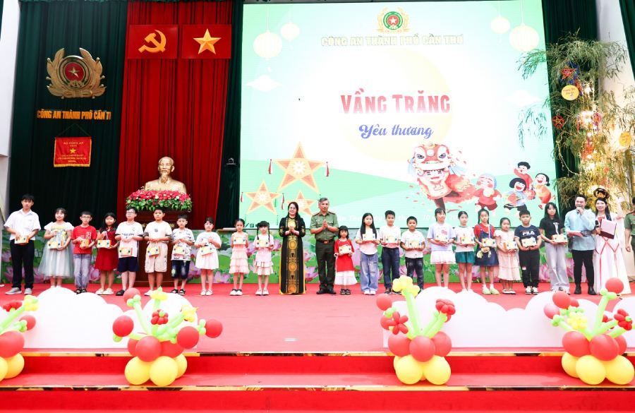 Dai ta Huynh Hoai Han - Pho Giam doc Cong an TP Can Tho trao qua cho cac chau thieu nhi. Anh: Cong an Can Tho