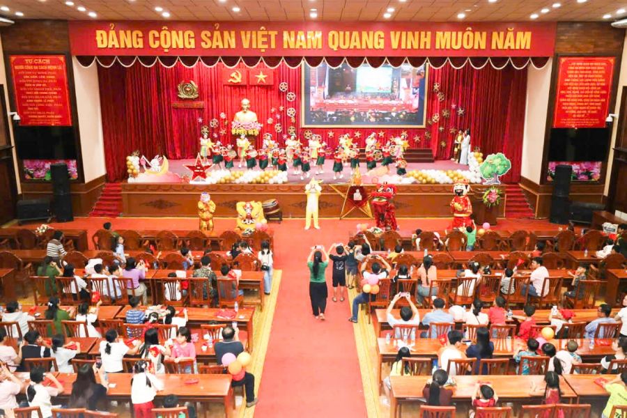 Hinh anh vui Trung thu tai Hoi truong Cong an tinh Hau giang (cu). Anh: Cong an Can Tho