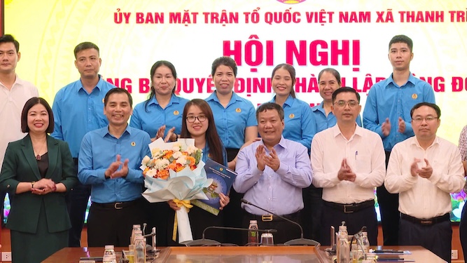 Les dirigeants de la Federation du travail de la ville de Hanoï et de la commune felicitent le syndicat de la commune de Thanh Tri. Photo : CDX
