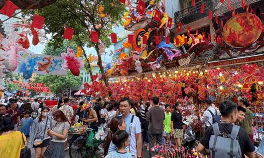 Theo ghi nhận của Lao Động, sáng 4.10 phố Hàng Mã đông kín khách tham quan, mua sắm, chụp ảnh kỷ niệm Tết Trung thu. Ảnh: Ý Yên