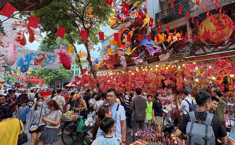 According to Lao Dong, on the morning of October 4, Hang Ma Street was packed with visitors, shoppers, and take photos to celebrate the Mid-Autumn Festival. Photo: Y Yen