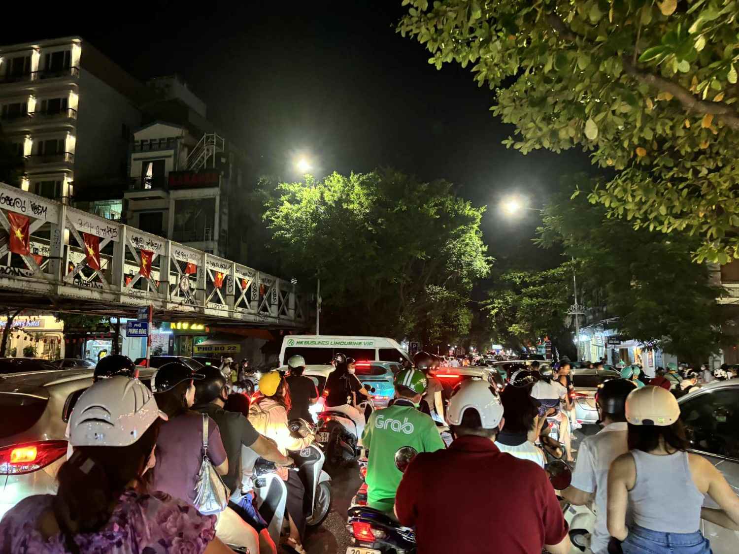 Giao thong dong duc tai pho Hang Ma dip Trung thu. Anh: Nguyen Dat