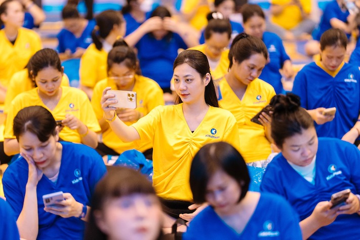 Cac me bau tham gia dong dien Yoga tai Ha Noi. Anh: Anh Tuan