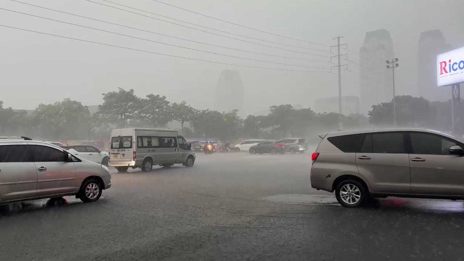 Heavy rain lasted all night, Hanoians raced with floodwaters, built temporary dykes to save vehicles