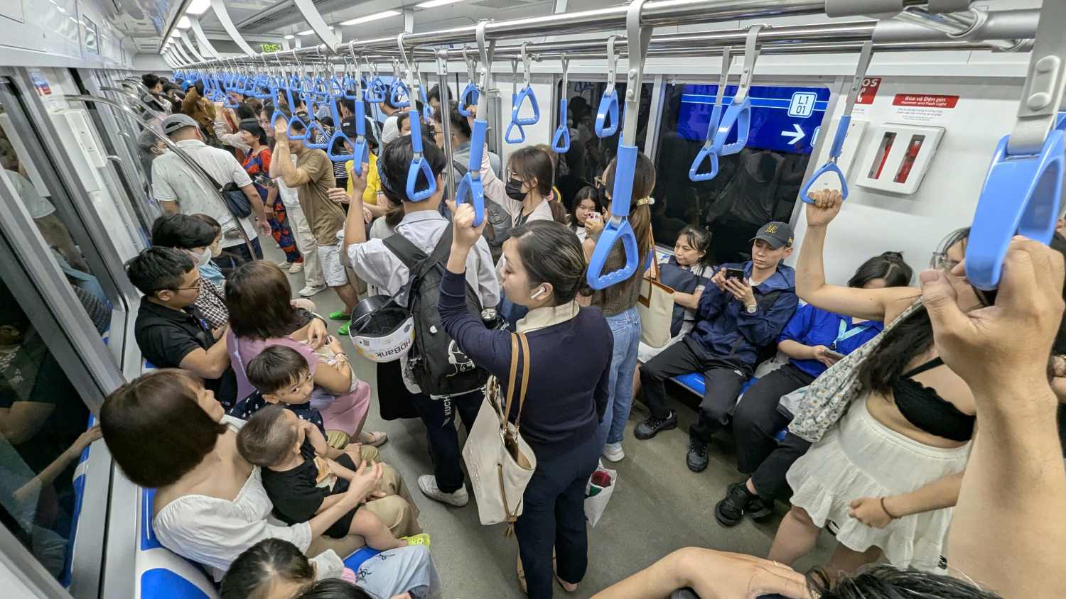 Metro so 1 luon dong khach gio cao diem. Anh: Anh Tu