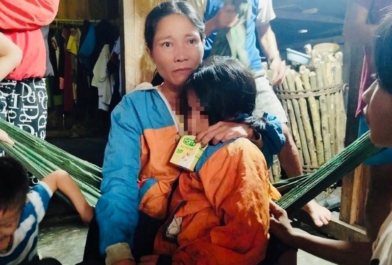 Nhieu luc luong xuyen dem cuu hoc sinh lop 7 di lac tren nui o xa Tra Doc, Da Nang. Anh: Truong An
