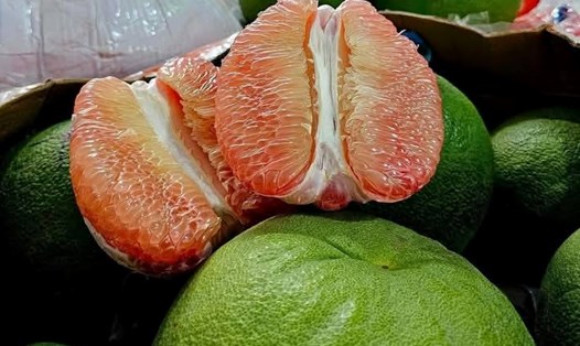 Bưởi là trái cây tốt cho sức khỏe những người bệnh thận nên hạn chế hoặc hỏi ý kiến bác sĩ trước khi sử dụng. Ảnh: Kiều Vũ