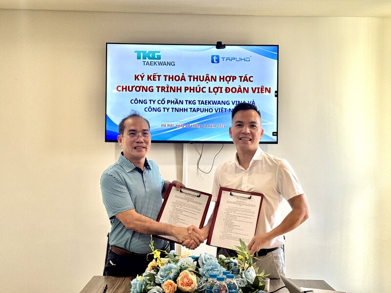 Representants des deux societes signent un accord de cooperation sur le programme de protection des membres syndicaux. Photo : Anh Vu