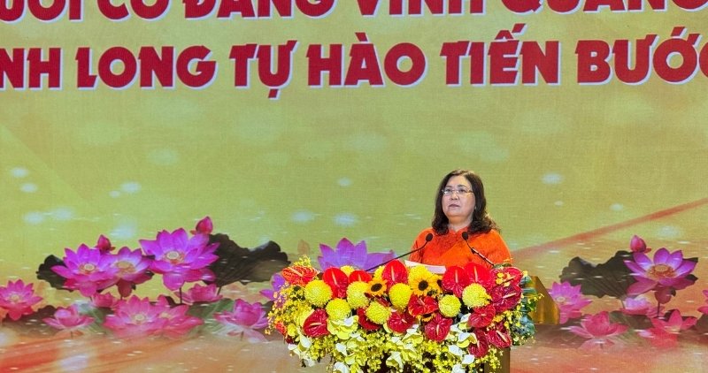 Ba Ho Thi Hoang Yen – Pho Bi thu Thuong truc Tinh uy Vinh Long phat bieu tai chuong trinh nghe thuat chao mung thanh cong Dai hoi dai bieu Dang bo tinh lan thu I, nhiem ky 2025 – 2030. Anh: Hoang Loc