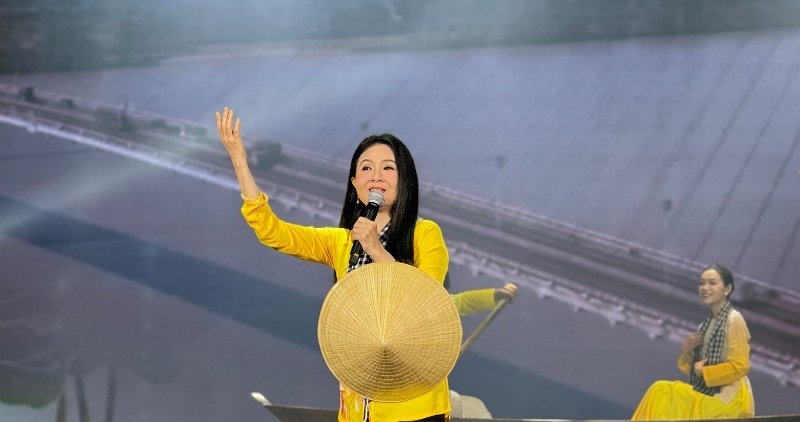 Cac tiet muc bieu dien dac sac trong chuong trinh nghe thuat “Duoi co Dang vinh quang, Vinh Long tu hao tien buoc. Anh: Hoang Loc