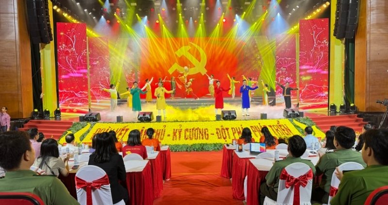 Overview of the art program "Under the glorious Party flag, Vinh Long is proud to step forward" to successfully welcome the 1st Congress of the Vinh Long Provincial Party Committee, term 2025 - 2030. Photo: Hoang Loc