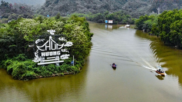 Traffic police have trained over 200 boat drivers at Huong Pagoda on traffic safety before the festival season. Photo: Trung Nguyen