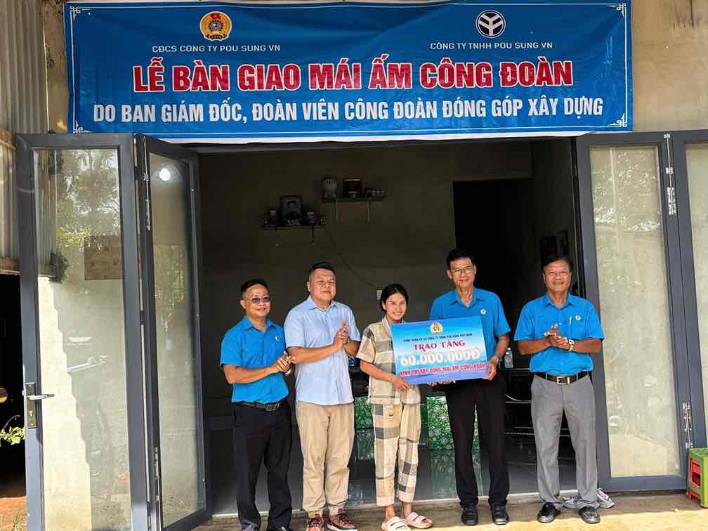 Remise du foyer syndical aux ouvriers. Photo : Syndicat de la societe Pou Sung
