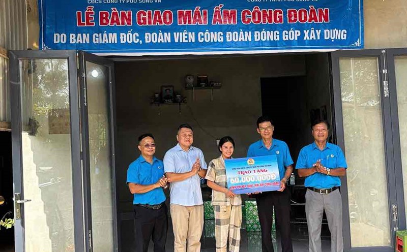 Handing over the Union shelter to the workers. Photo: Pou Sung Company Union
