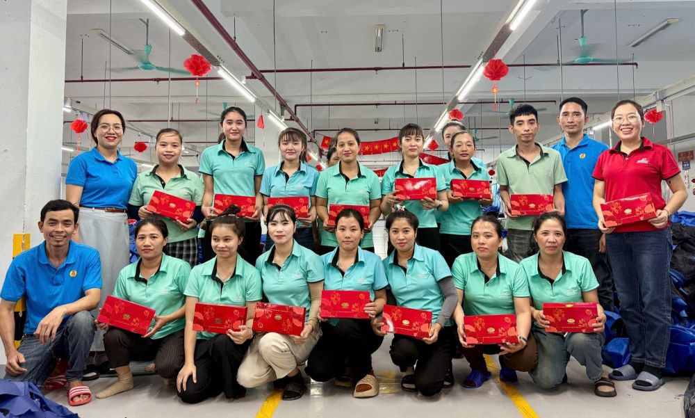 Doan vien, nguoi lao dong Cong ty Jinquan Viet Nam don nhan phan qua Trung thu. Anh: M.Ngoc
