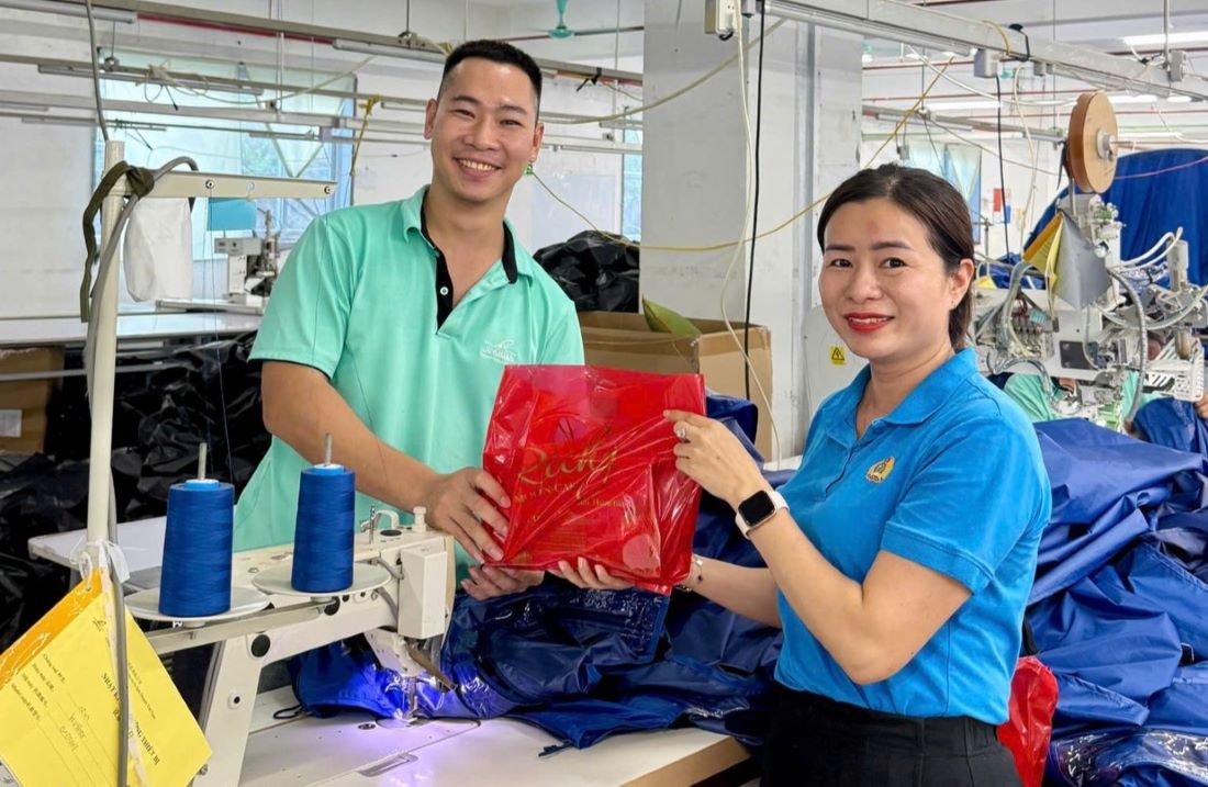 Mme Le Minh Ngoc - Presidente du syndicat de la societe Jinquan Vietnam remet des cadeaux de Noël aux membres du syndicat. Photo : M.Ngoc