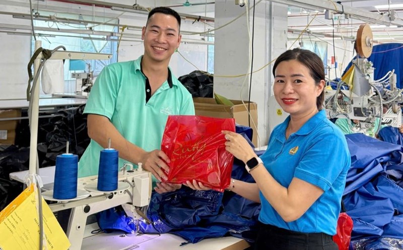 Ms. Le Minh Ngoc - Chairman of the Trade Union of Jinquan Vietnam Company presented Mid-Autumn Festival gifts to union members. Photo: M. Ngoc