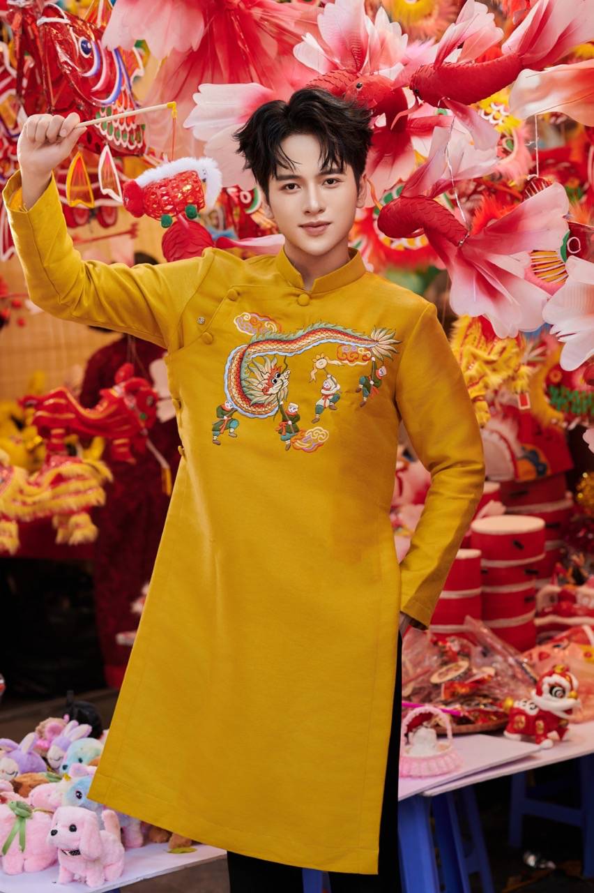 Trong bo anh moi, nam DJ lua chon ao dai vang theu hoa tiet rong, khoe than thai manh me va sang trong. 