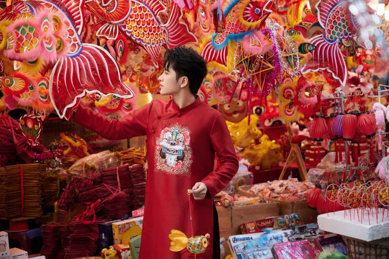 O mot set khac, anh dien ao dai do voi hoa tiet dau lan tinh xao, goi khong khi Trung thu ron rang. 