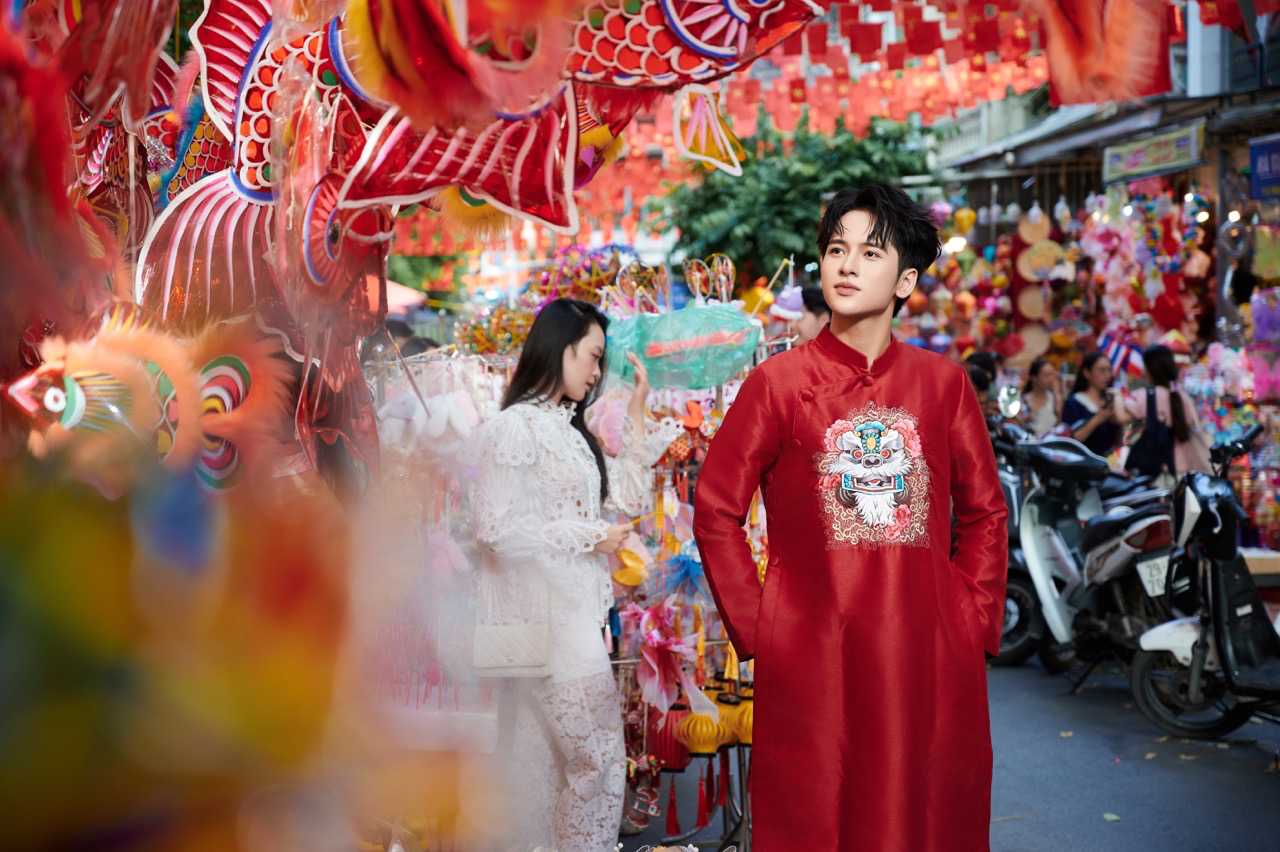 Chia se ve bo anh, Nhat Vu cho biet Trung thu khong chi la dip vui choi, doan vien ma con goi nhac ky uc tuoi tho gan lien voi gia dinh, ban be. 