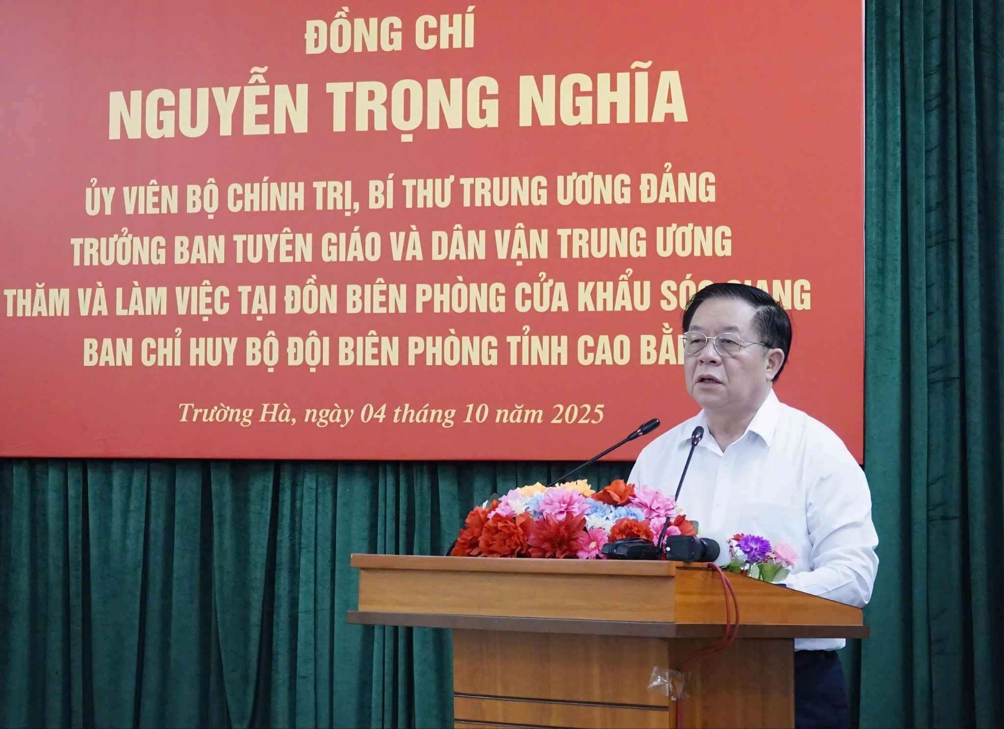 Head of the Central Propaganda and Mass Mobilization Commission visited the army and people of Cao Bang province. Photo: Cao Bang Border Guard