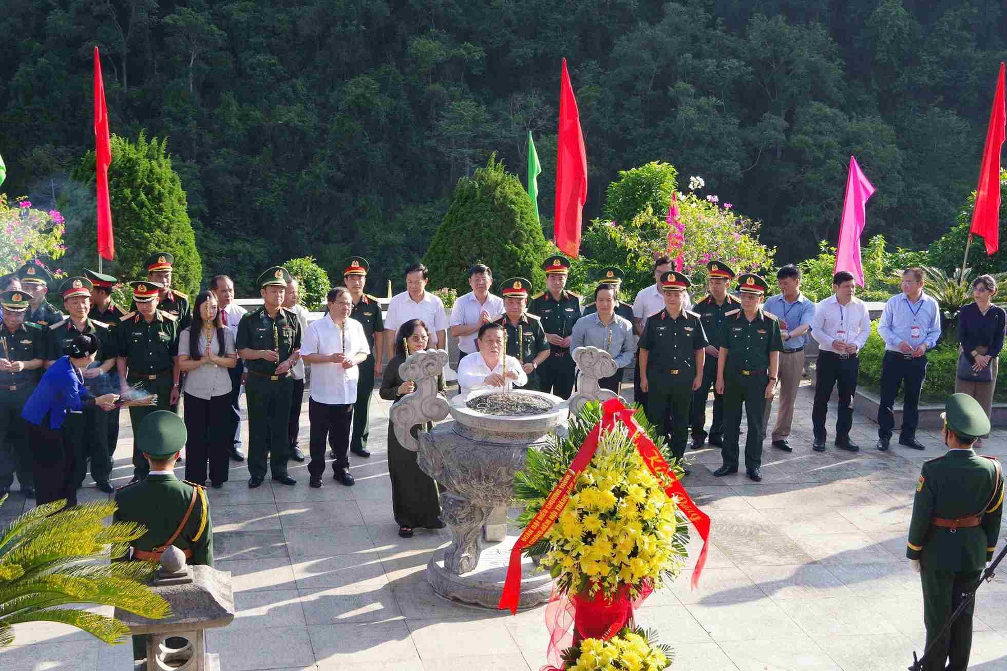 Cac dai bieu dang huong tai den tho Chu tich Ho Chi Minh. Anh: BDBP Cao Bang