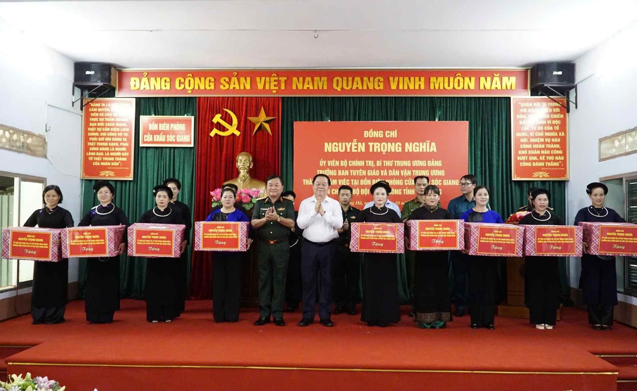 Truong Ban Tuyen giao va Dan van Trung uong tang qua toi nguoi dan. Anh: BDBP Cao Bang