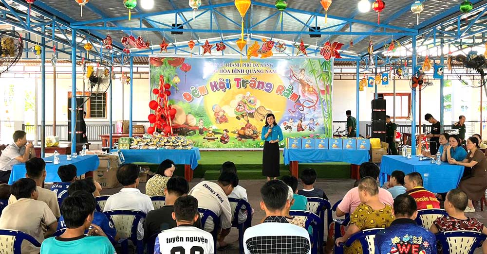 La Federation du travail de la ville de Da Nang apporte le Trung thu aux orphelins et aux personnes handicapees du village de Hoa Binh commune de Chien Dan. Photo : Syndicat de Da Nang