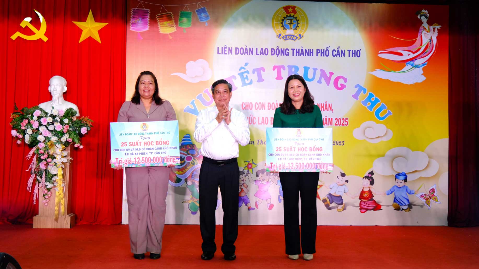 Ong Dong Van Thanh - Pho Bi thu Thuong truc Thanh uy, Chu tich HDND TP Can Tho - trang bang tuong trung tang 50 suat hoc bong cho con doan vien, CNVCLD tren dia ban hai xa 