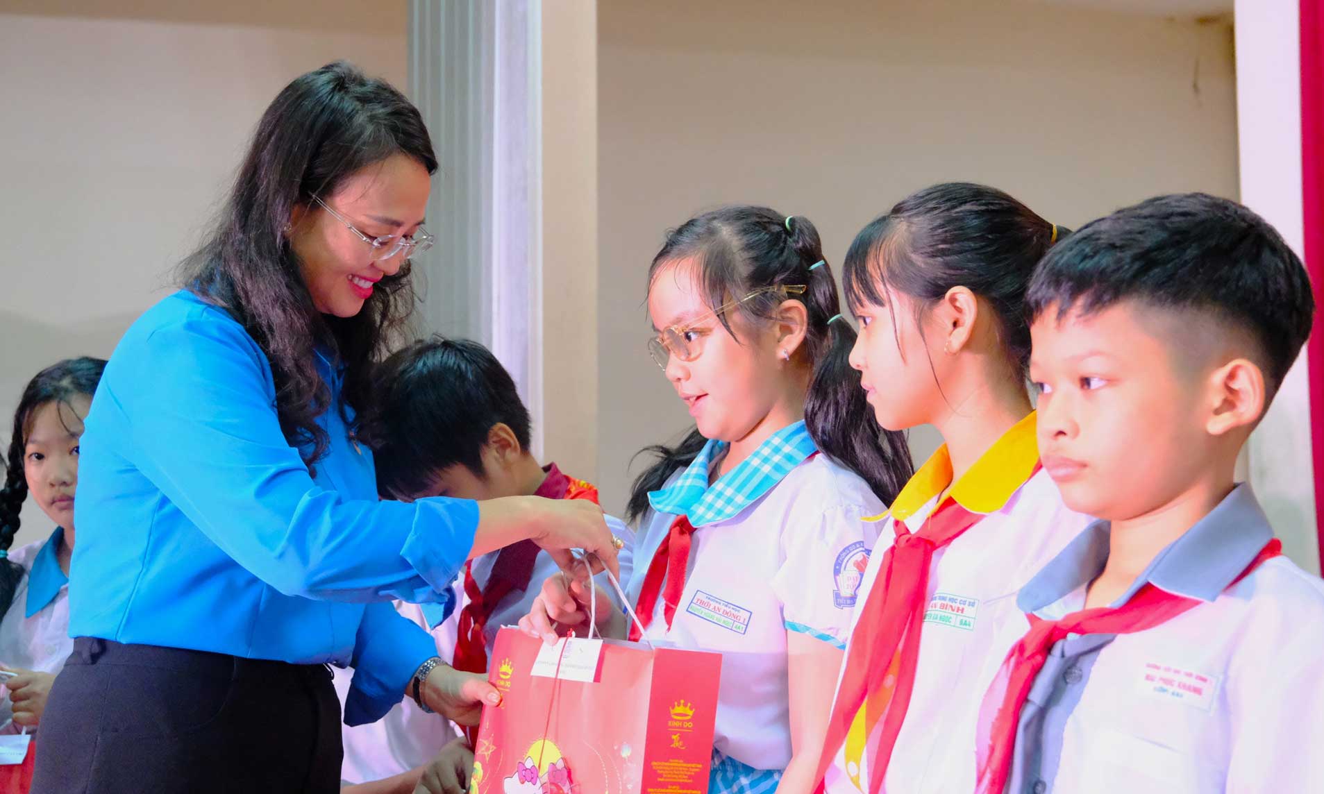 - trao qua Trung thu cho cac em thieu nhi. Anh: My Ly