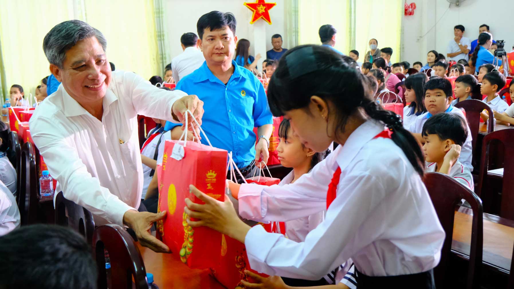 - trao qua Trung thu cho cac em thieu nhi. Anh: My Ly