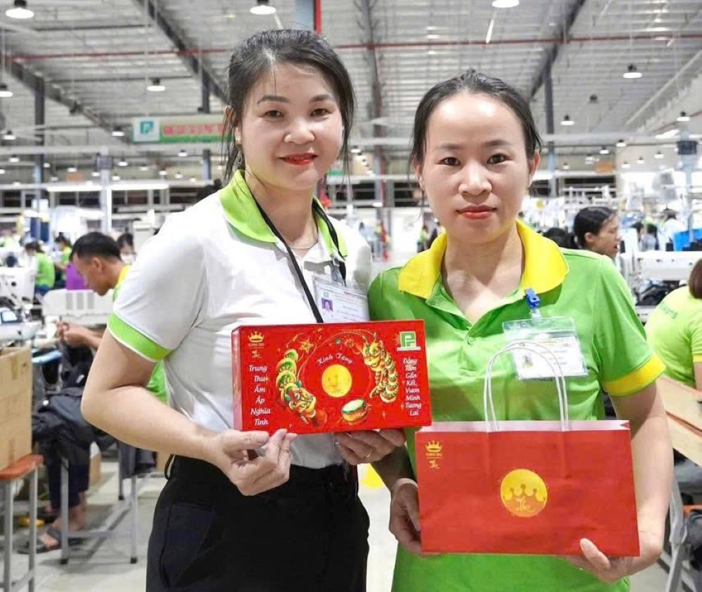 L'usine May Pro Sports Nghi Xuan remet des gateaux de Noël aux travailleurs. Photo : Syndicat de Ha Tinh
