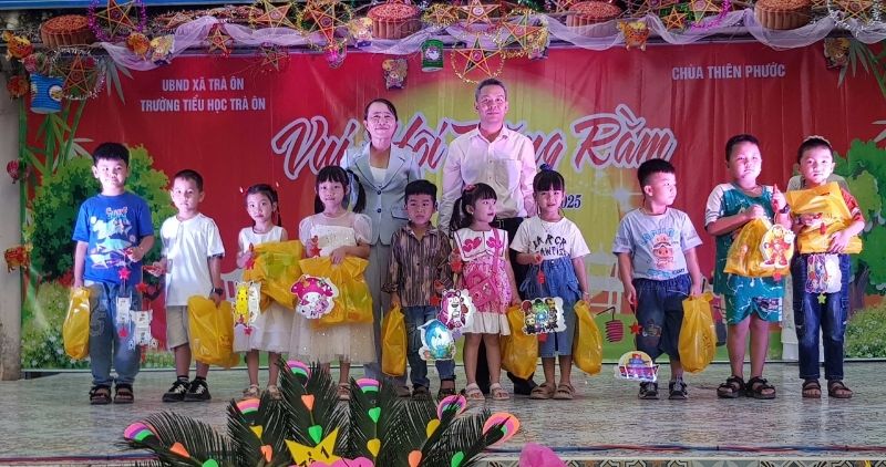 Children in Tra On commune received Mid-Autumn Festival gifts from benefactors, celebrating the success of the Provincial Party Congress. Photo: Hoang Loc