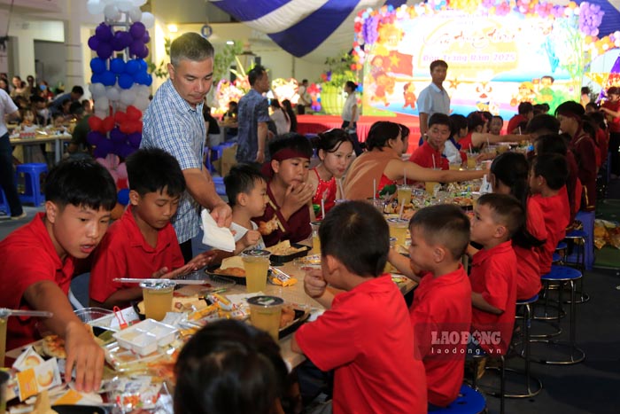 Students in special circumstances in Dien Bien province celebrate the Mid-Autumn Festival. Photo: Quang Dat
