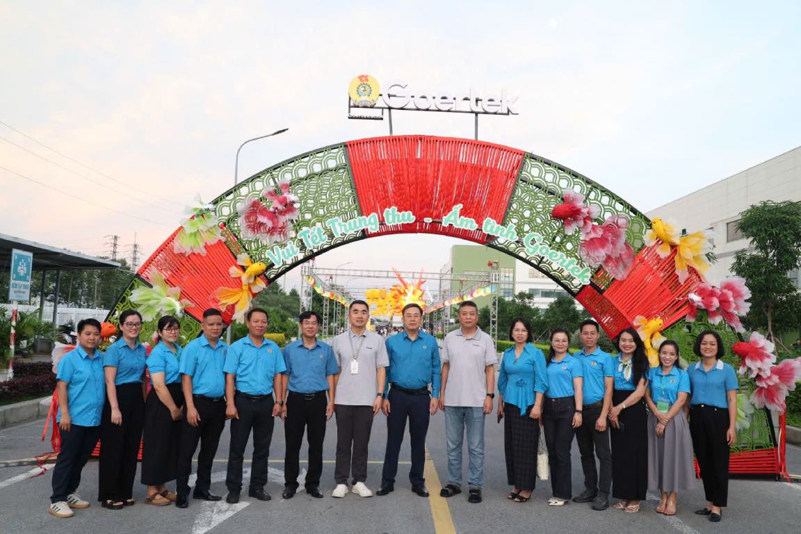 Lanh dao Lien doan Lao dong tinh Bac Ninh tham du chuong trinh. Anh: Quyet Chien